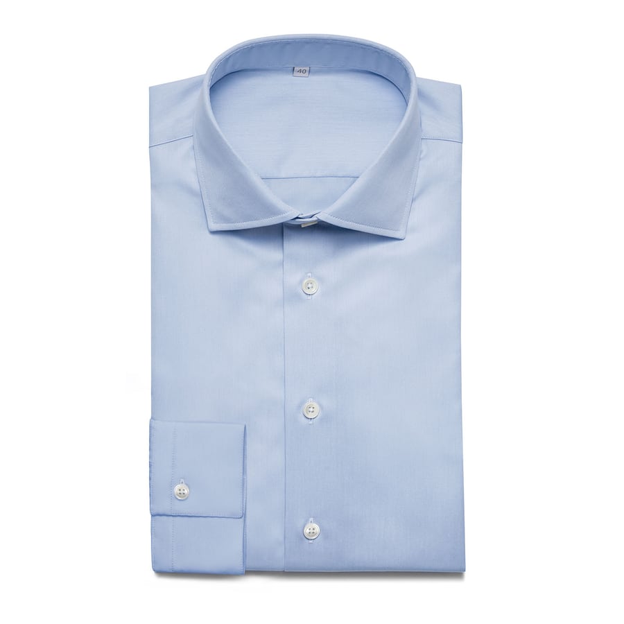 Hellblaues Twill-Businesshemd mit einfacher Manschette, gefaltet