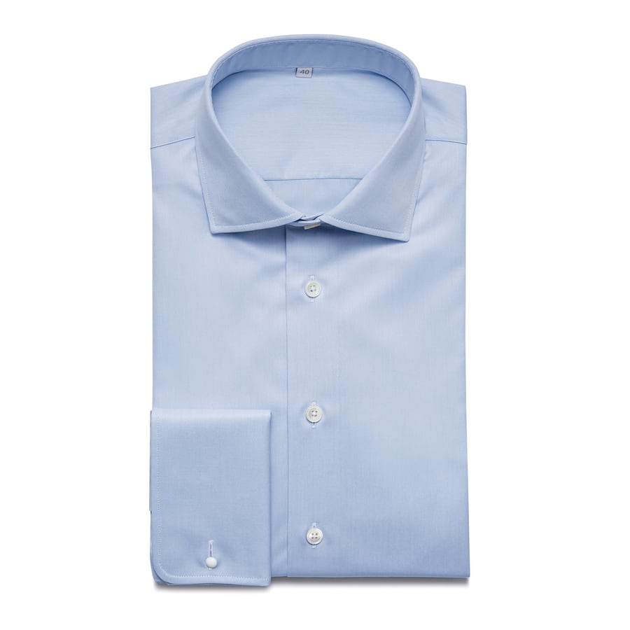 Hellblaues Twill-Businesshemd mit Umschlagmanschette, gefaltet