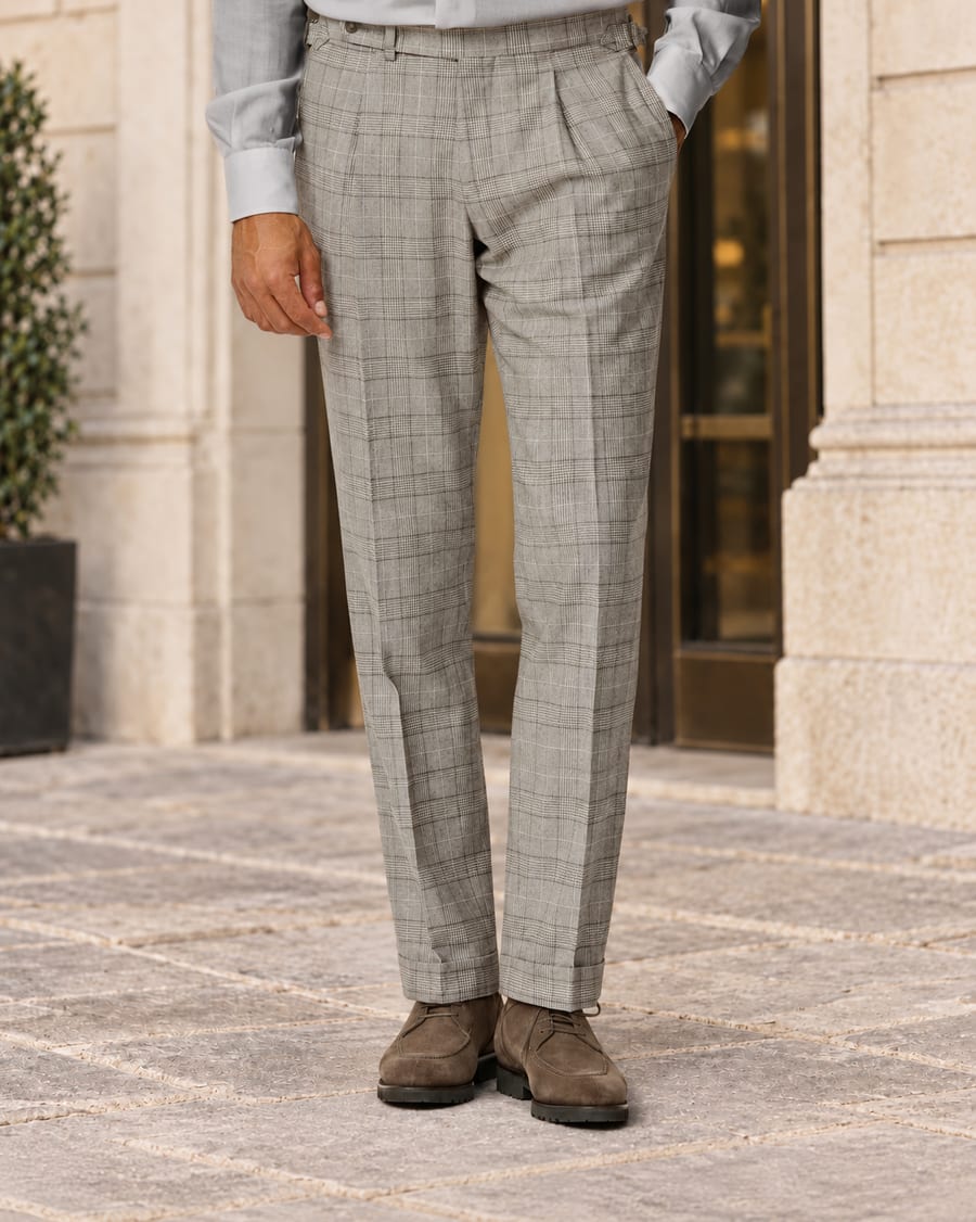 Hose mit Glencheck in Ivory-Taupe, mit Bundfalten, getragen mit braunen Wildlederschuhen
