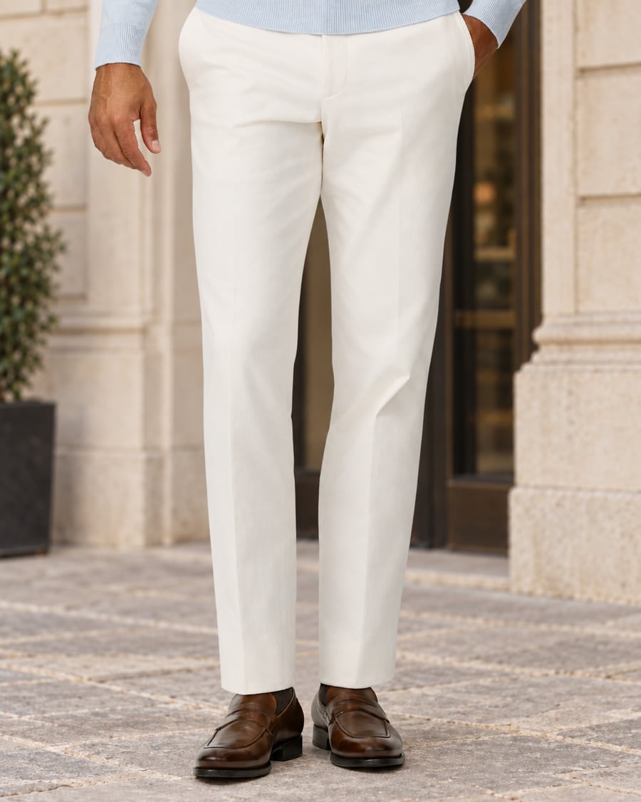 Hose aus Baumwoll-Stretch-Twill in Off White, getragen mit braunen Loafern