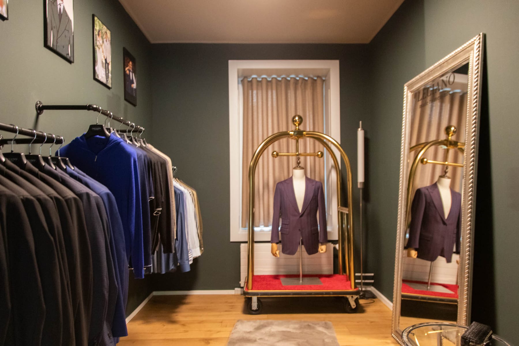 LECIANO Showroom – Anprobebereich mit Kleiderstangen und goldenem Garderobenwagen