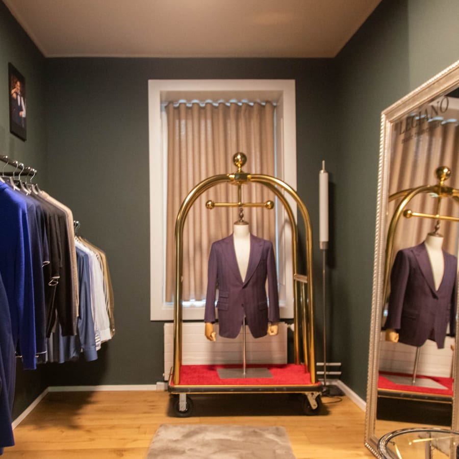 LECIANO Showroom – Anprobebereich mit Kleiderstangen und goldenem Garderobenwagen