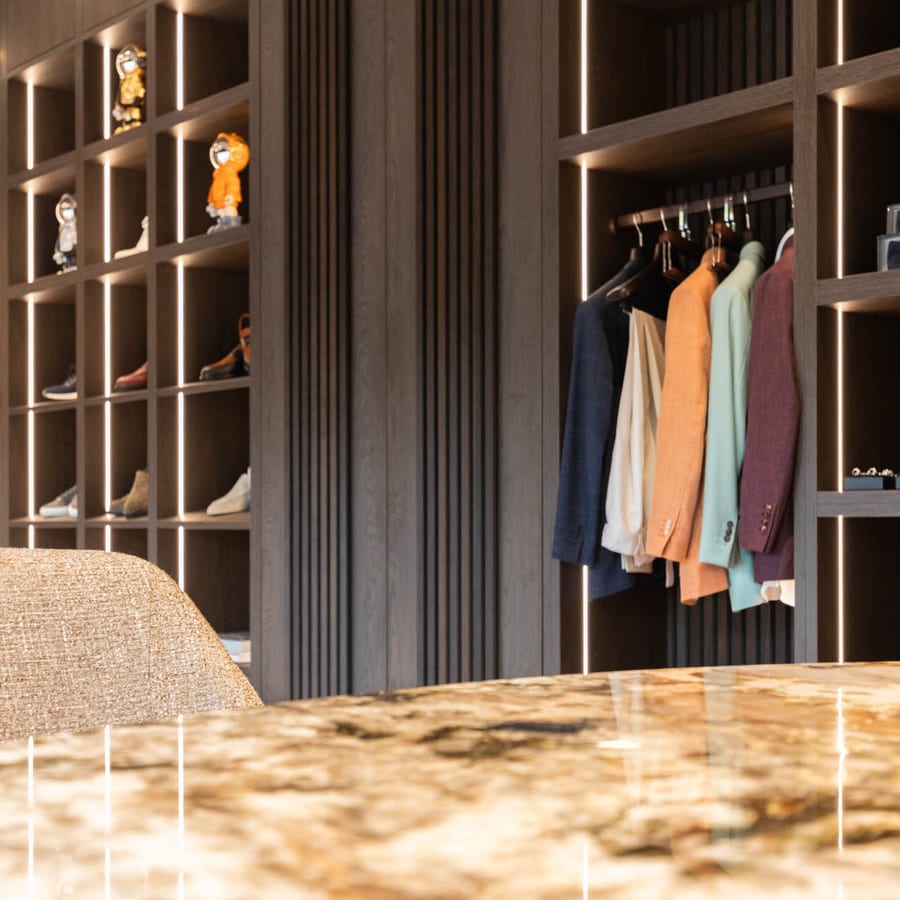 LECIANO Showroom – Beratungstisch mit Blick auf Regalwand und Sakkos