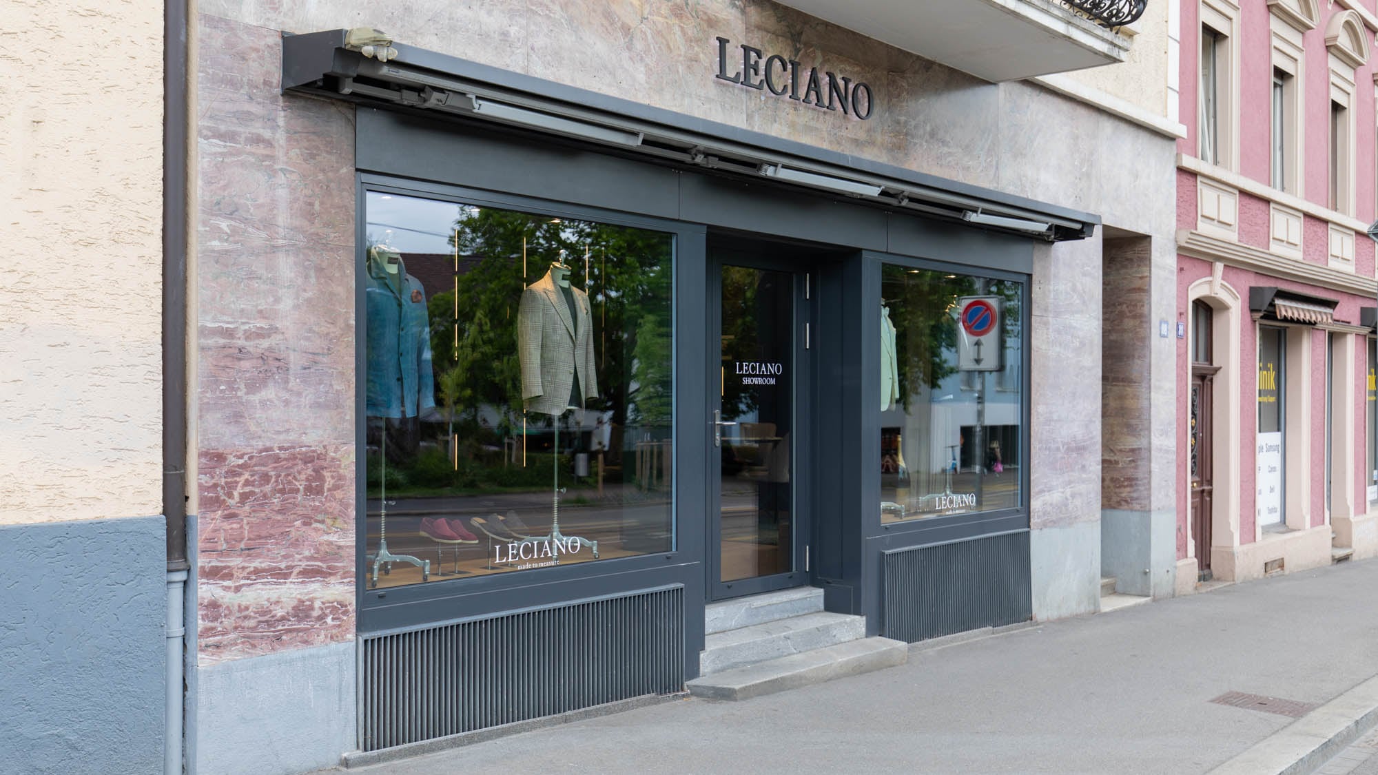 LECIANO Showroom von der Strasse aus – Schaufenster mit Sakkos und Schuhen, Schriftzug über dem Eingang