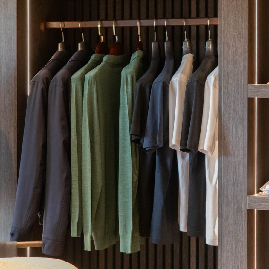LECIANO Showroom – Overshirts, Polos und Shirts im beleuchteten Schrank