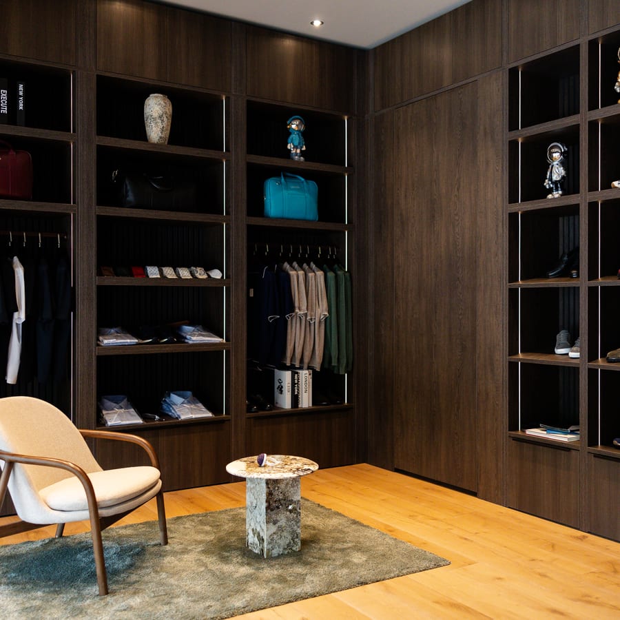 LECIANO Showroom – Lounge-Ecke mit Sessel und Marmor-Beistelltisch