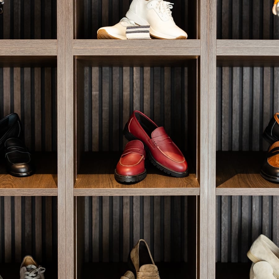 LECIANO Showroom – Loafer und Sneaker im beleuchteten Schuhregal