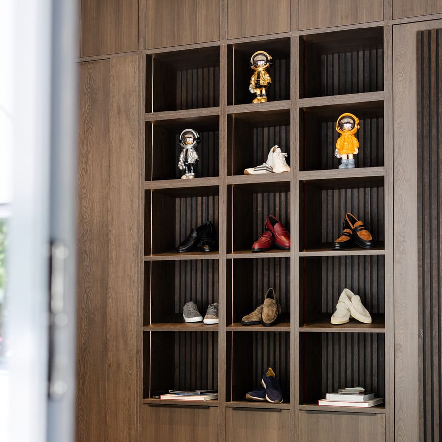 LECIANO Showroom – Schuhwand mit Loafern, Sneakern und Sammlerfiguren