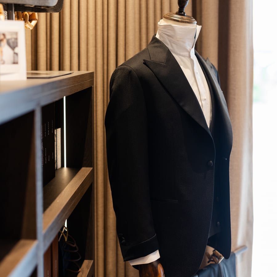 LECIANO Showroom – Smoking mit Seidenrevers auf der Schneiderpuppe