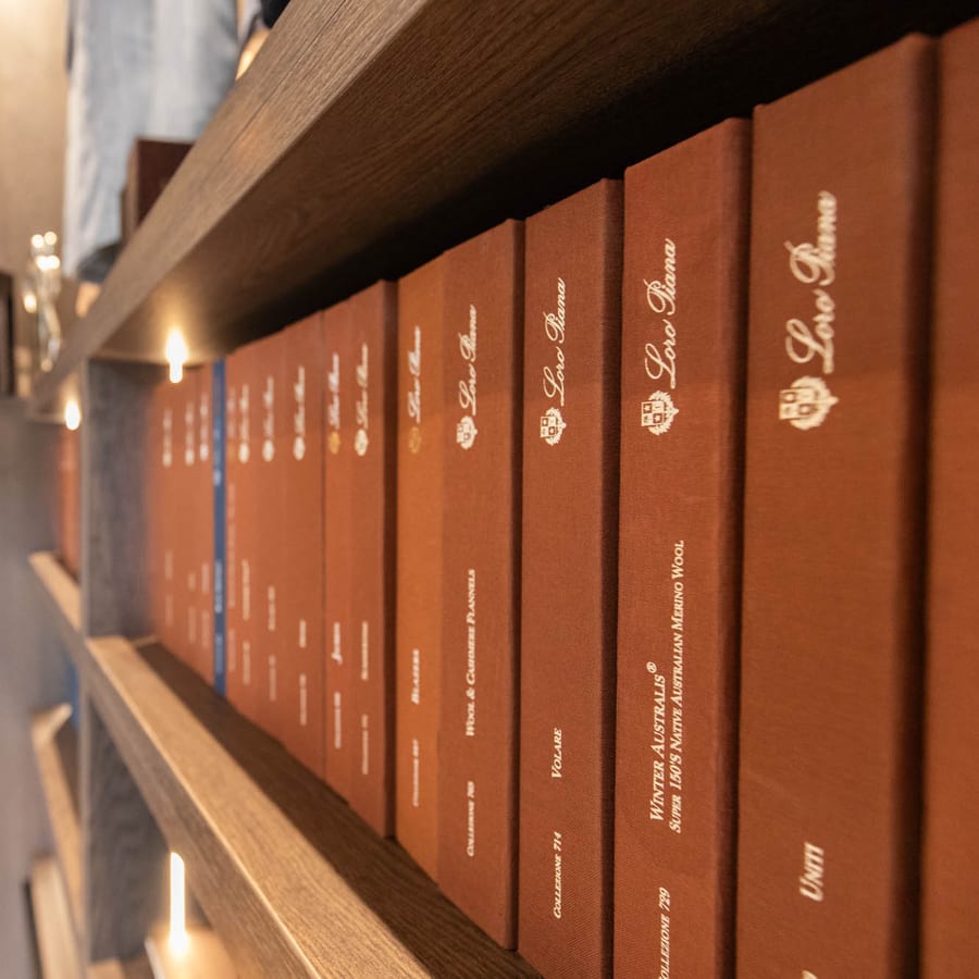 LECIANO Showroom – Stoffbücher von Loro Piana in der Regalwand