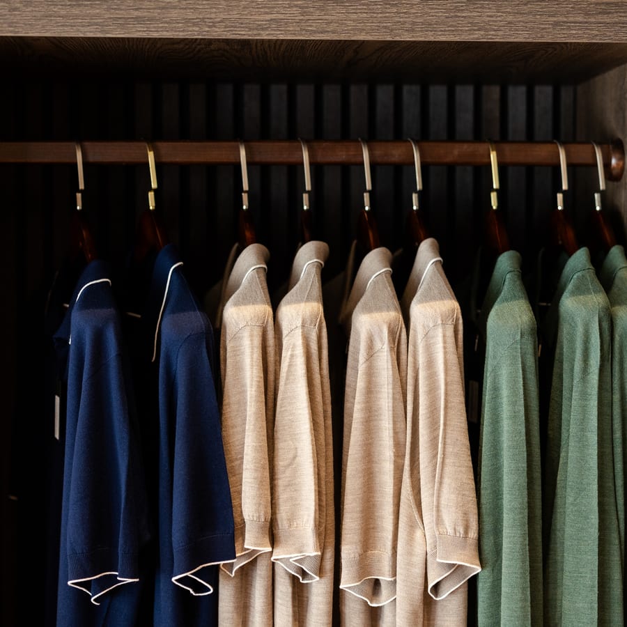 LECIANO Showroom – Feinstrick-Polos in Marine, Beige und Grün