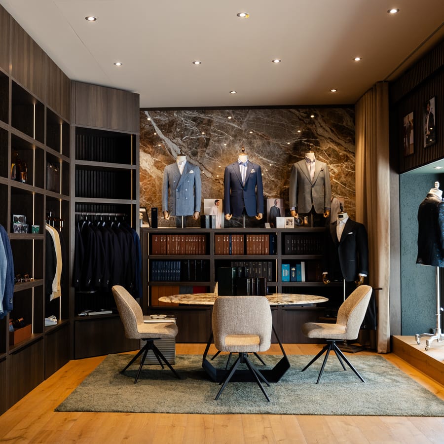 LECIANO Showroom Zürich – Gesamtansicht mit Beratungstisch und Schaufenster