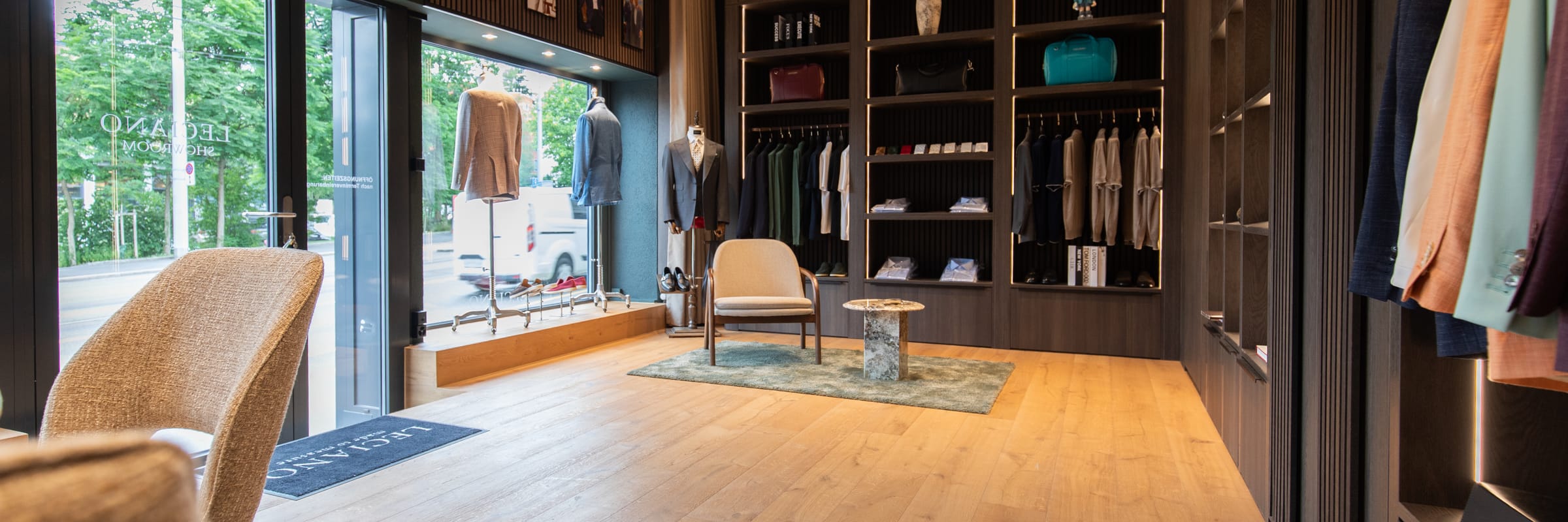 LECIANO Showroom in Zürich – Verkaufsraum mit Anzügen, Stoffen und Sitzbereich