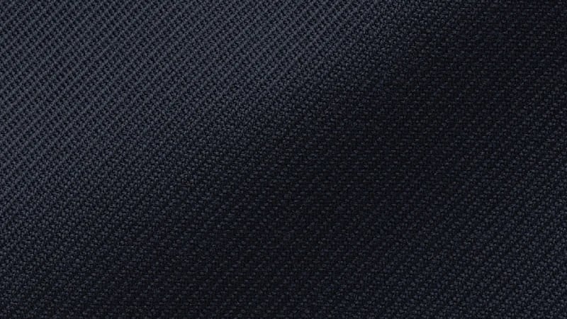 Nahaufnahme des dunkelblauen Stoffs des LECIANO Car Coats