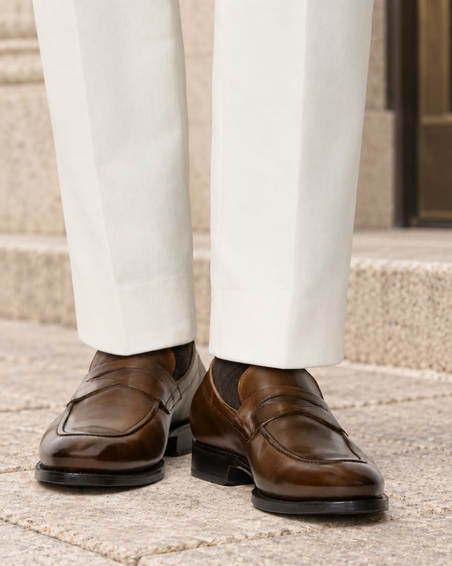 Massschuhe von LECIANO: Penny-Loafer in Chocolate Brown zu weisser Hose
