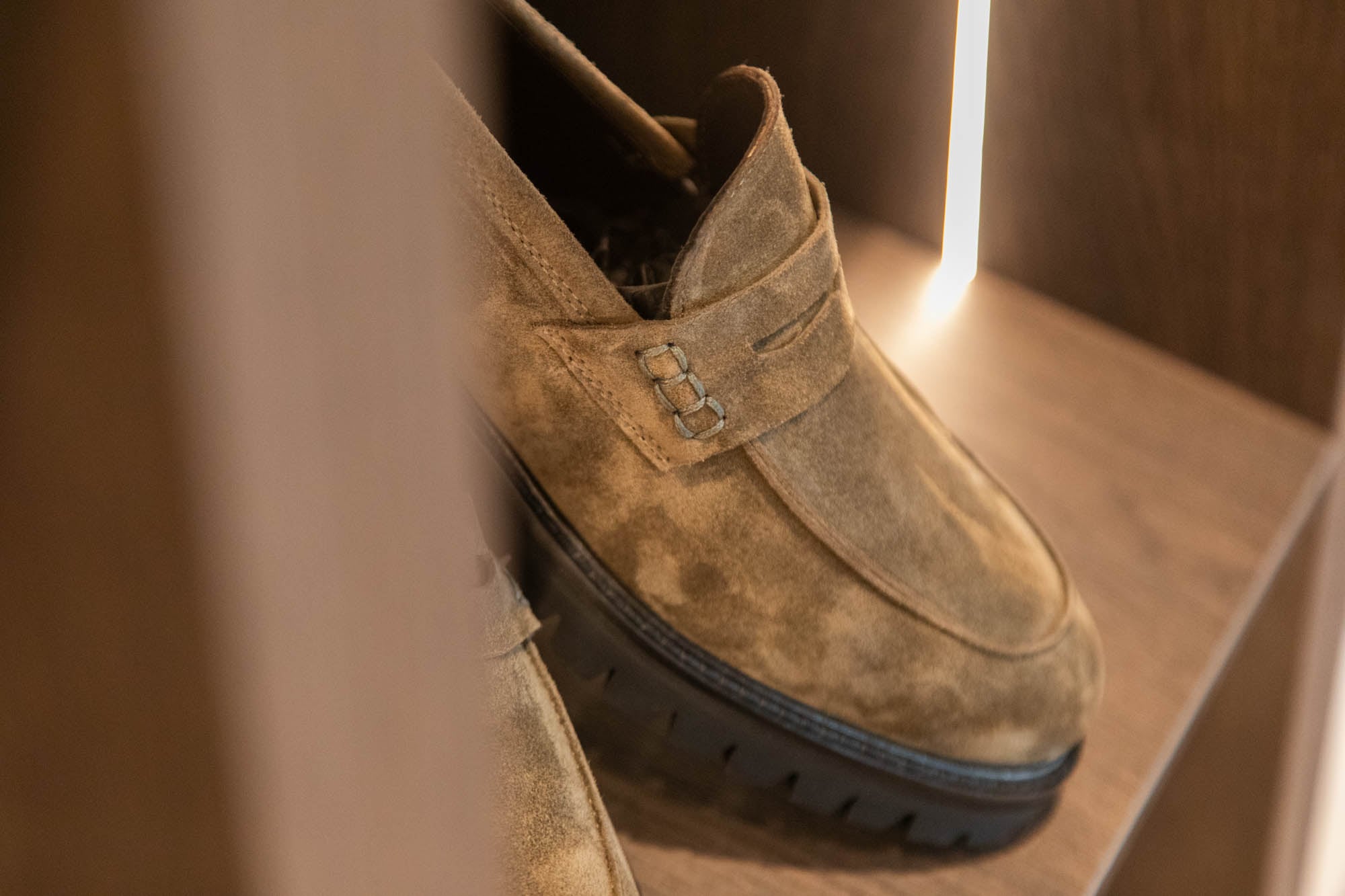 Wildleder-Loafer mit Profilsohle, Detailaufnahme im Schuhregal