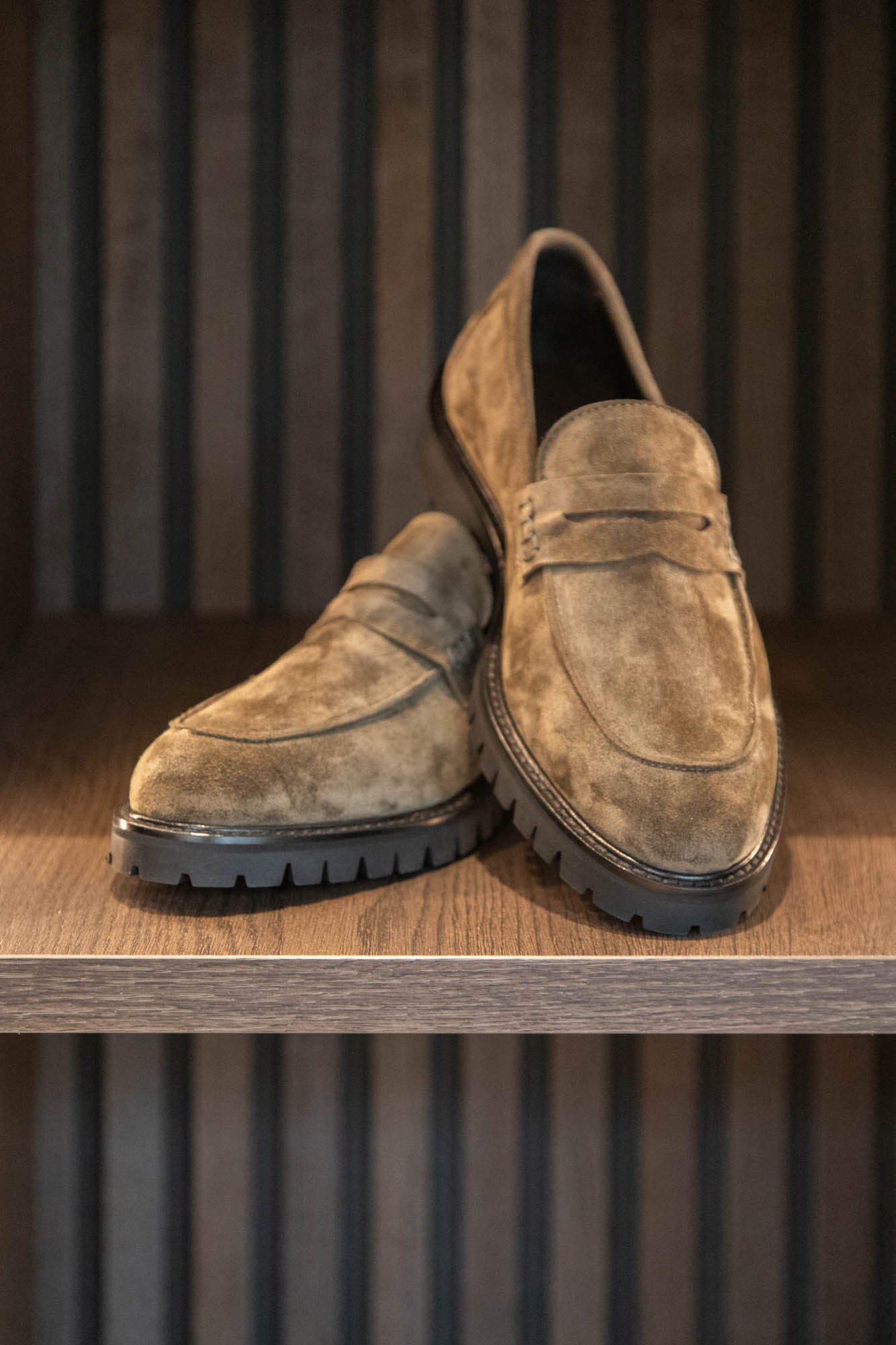Loafer aus Wildleder mit Profilsohle im Schuhregal des LECIANO Showrooms