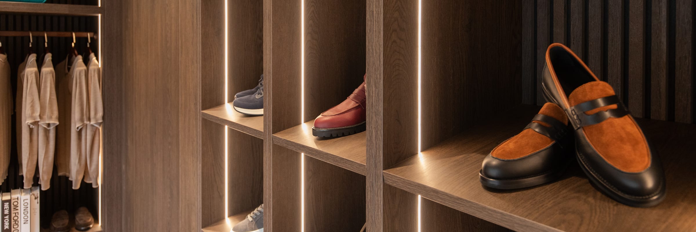LECIANO Massschuhe im beleuchteten Schuhregal des Showrooms